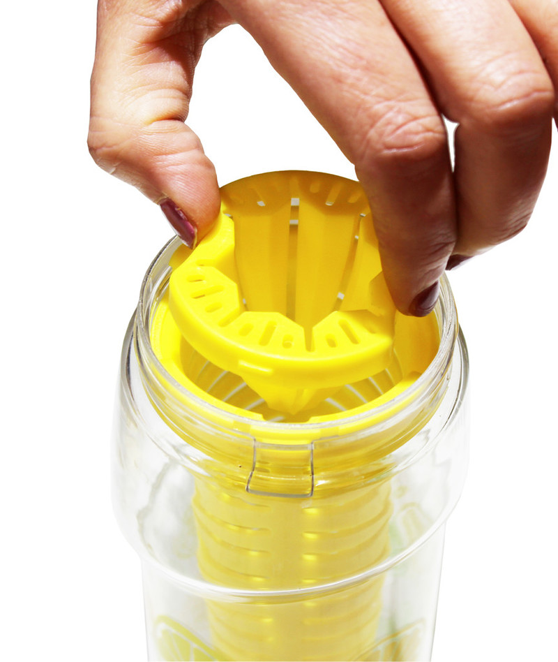 BEVANDE DETOX E ACQUE AROMATICHE/STEP 1 SFILARE SPREMI AGRUMI.jpg