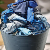 cesto porta biancheria flessibile con panni.jpg